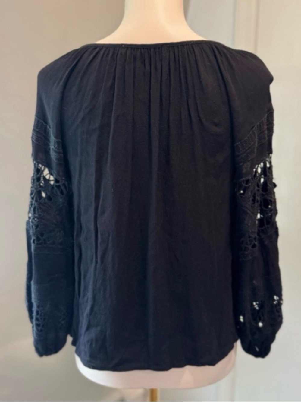 ASTR The Label | Crochet Balloon Sleeve Peasant Blouse | Black | Size Small - Picture 2 of 6